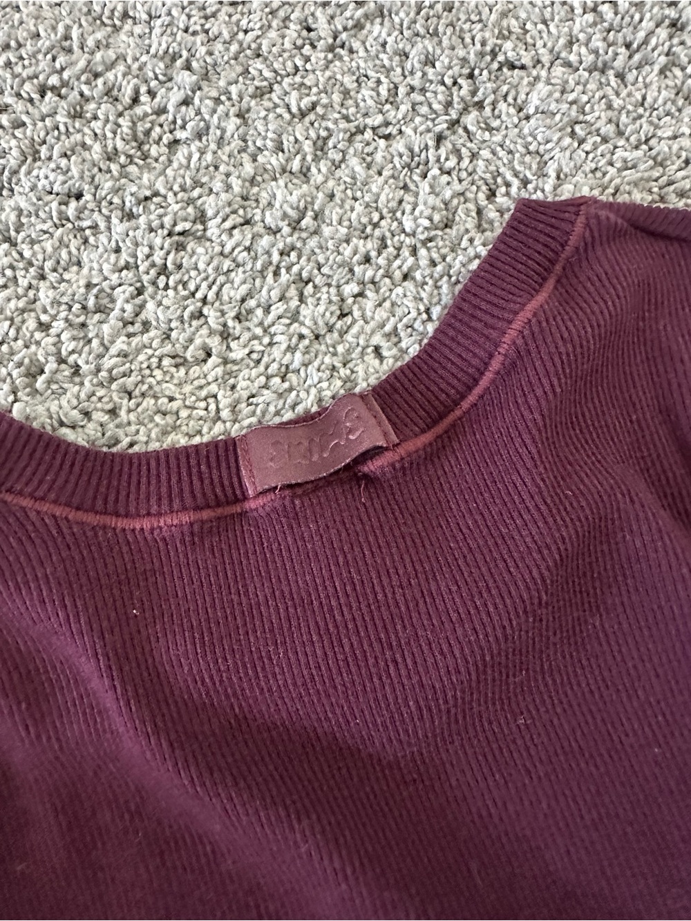 SKIMS Women's Everyday Short Sleeve Ribbed Tee in Deep Burgundy pre-owned - Picture 3 of 5